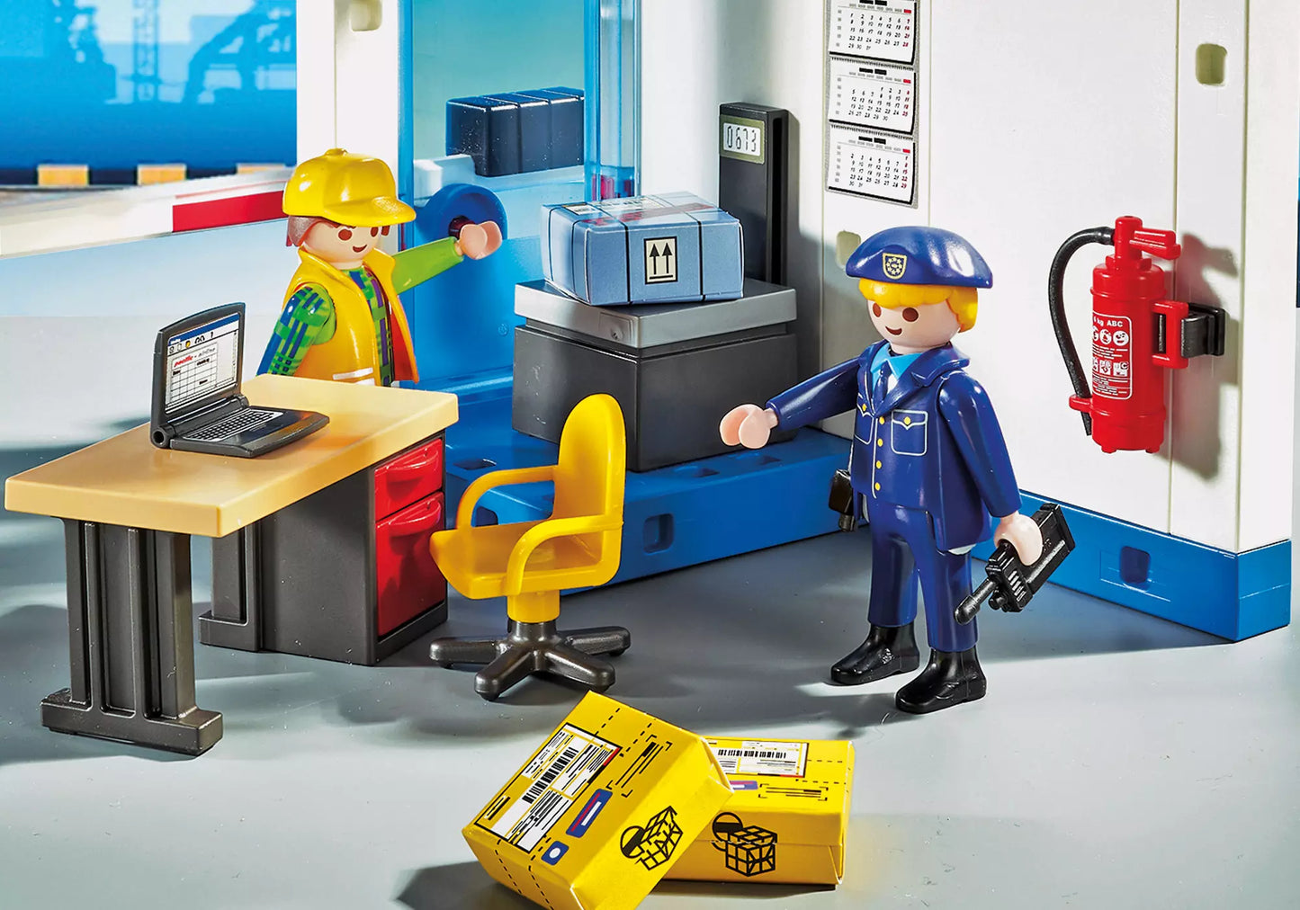 Playmobil 70169 City Action Cargo-Halle mit Transportfahrzeugen